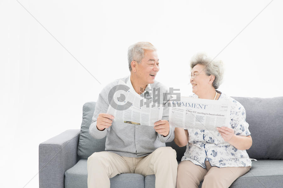 老年夫妇看报纸图片素材免费下载