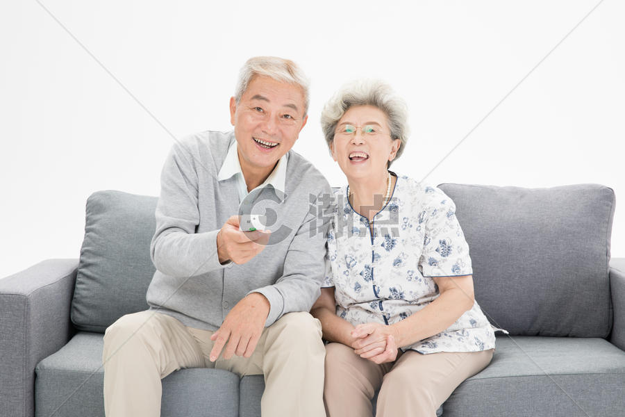 老年夫妇看电视图片素材免费下载