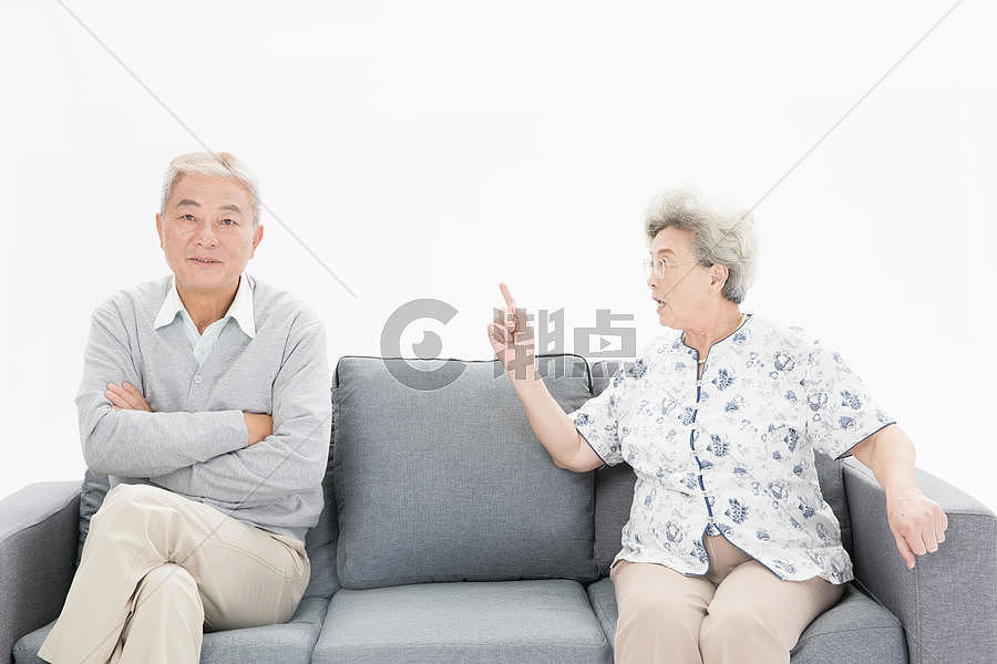 老年夫妇吵架图片素材免费下载