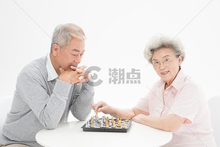 老年夫妇下棋图片素材免费下载