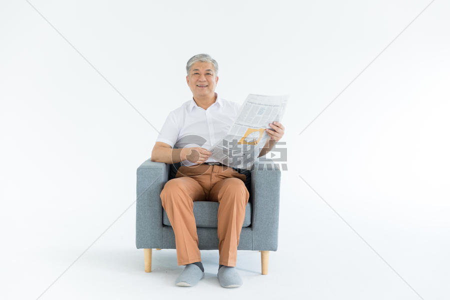 老年男性看报纸形象图片素材免费下载