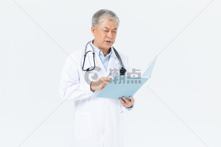 老年男性医生文件夹形象图片素材免费下载