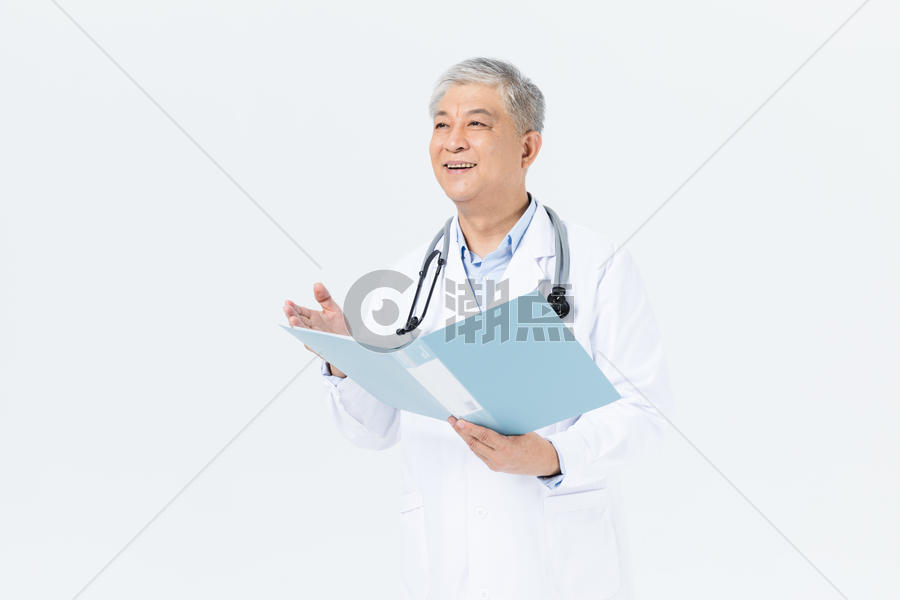 老年男性医生文件夹形象图片素材免费下载