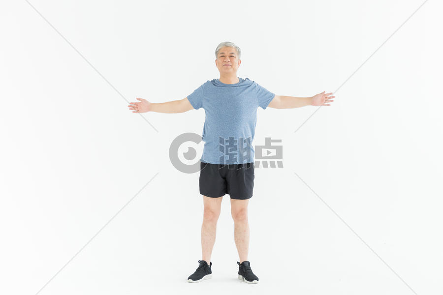 老年男性锻炼热身形象图片素材免费下载
