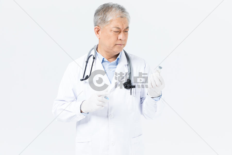 老年男性医生拿注射器图片素材免费下载
