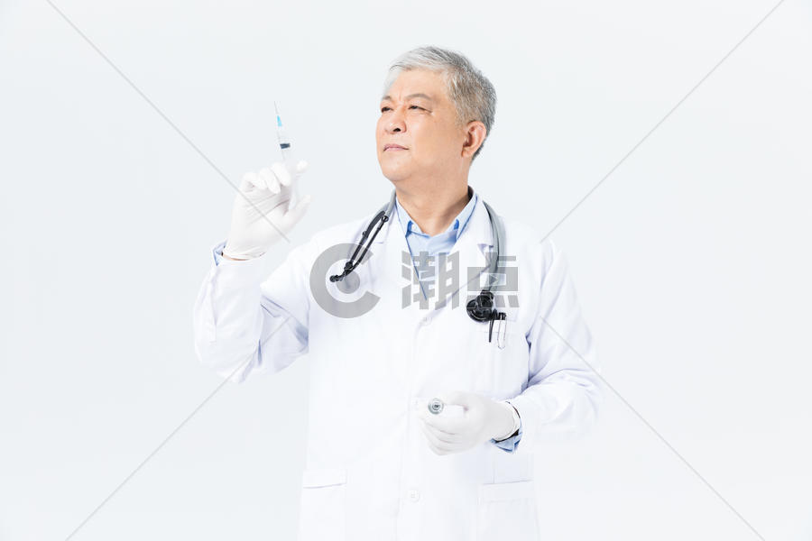 老年男性医生拿注射器图片素材免费下载