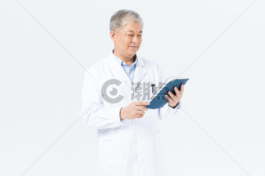 老年男性医生拿书形象图片素材免费下载