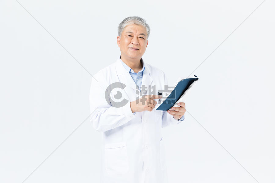 老年男性医生拿书形象图片素材免费下载