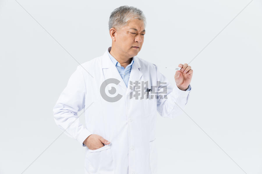 老年男性医生拿体温计图片素材免费下载