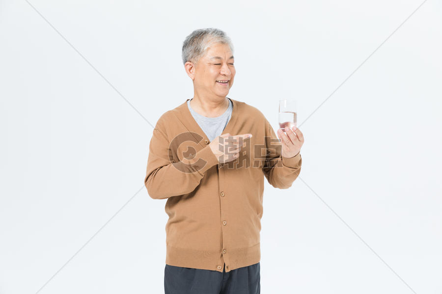 老年男性喝酒形象图片素材免费下载