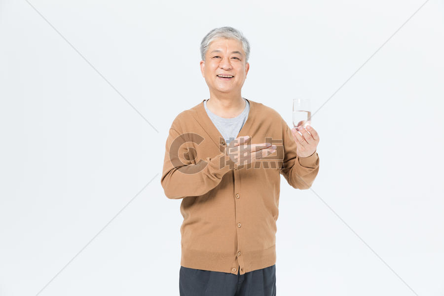 老年男性喝酒形象图片素材免费下载