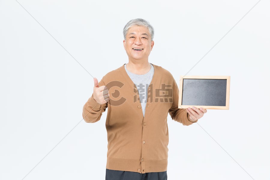 老年男性拿小黑板形象图片素材免费下载
