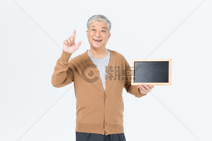 老年男性拿小黑板图片素材免费下载
