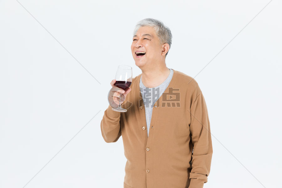 老年人喝红酒图片素材免费下载
