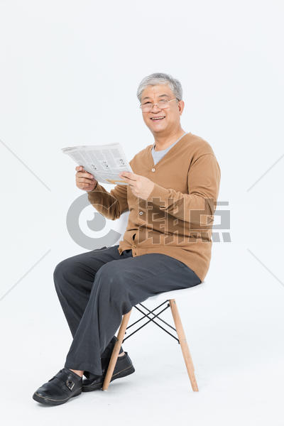 老年人看报纸图片素材免费下载
