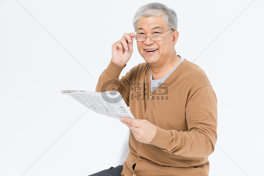 老年人戴眼镜看报纸图片素材免费下载