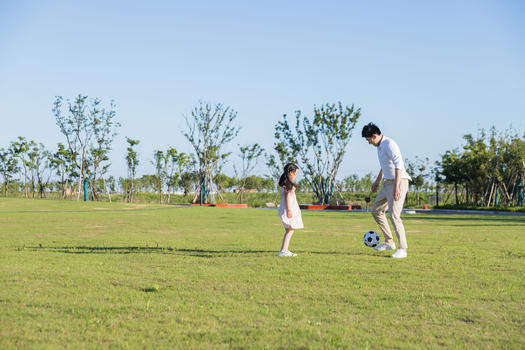 公园父女踢球图片素材免费下载