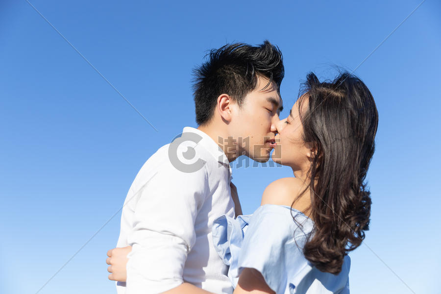 年轻情侣亲吻图片素材免费下载
