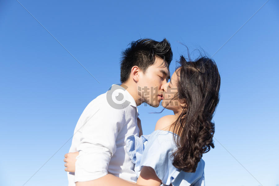 年轻情侣亲吻图片素材免费下载