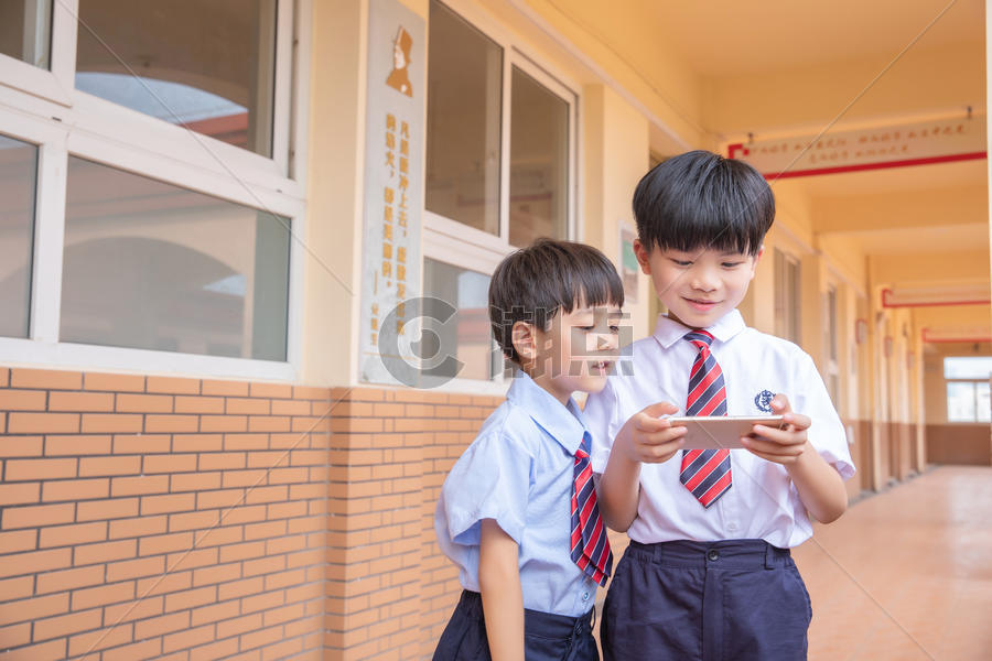 小学生使用手机图片素材免费下载