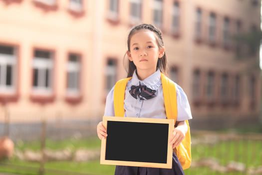 小学生拿黑板图片素材免费下载