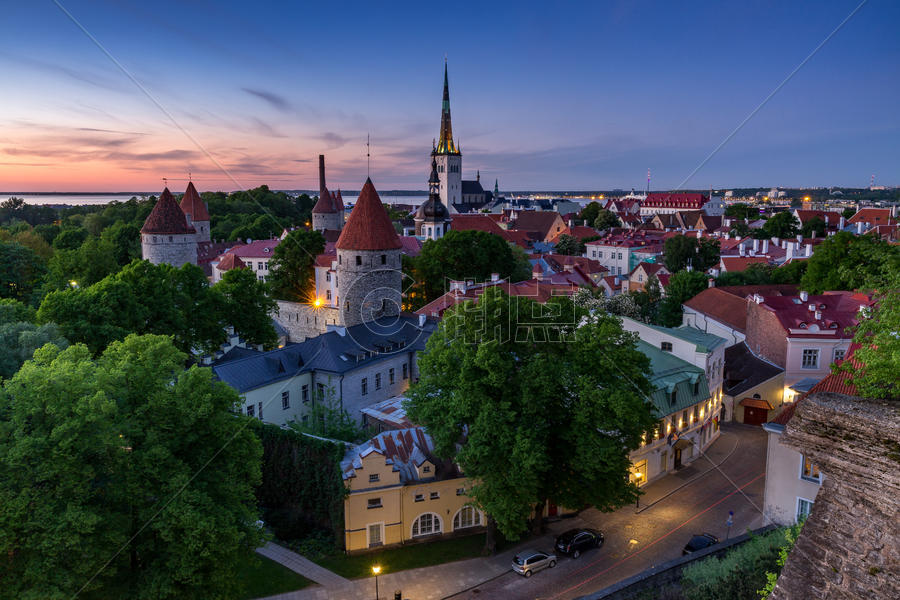 爱沙尼亚首都塔林中世纪老城美丽的夜景风光图片素材免费下载