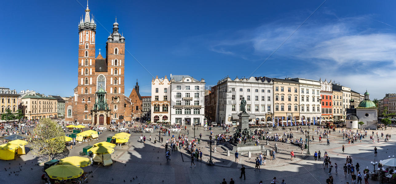 波兰克拉科夫老城广场与圣玛利亚教堂全景图图片素材免费下载