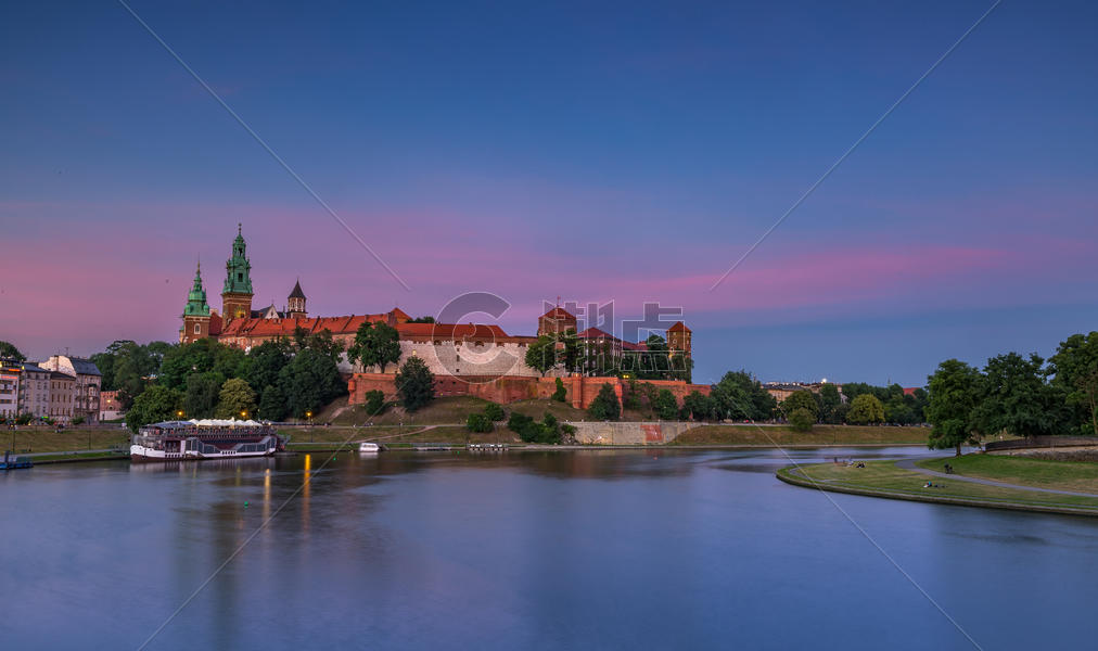 日落下的克拉科夫著名旅游景点瓦维尔皇家城堡图片素材免费下载