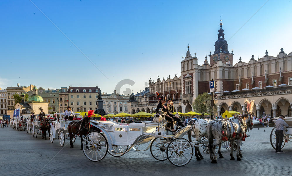 波兰名城克拉科夫老城广场上的游览马车图片素材免费下载