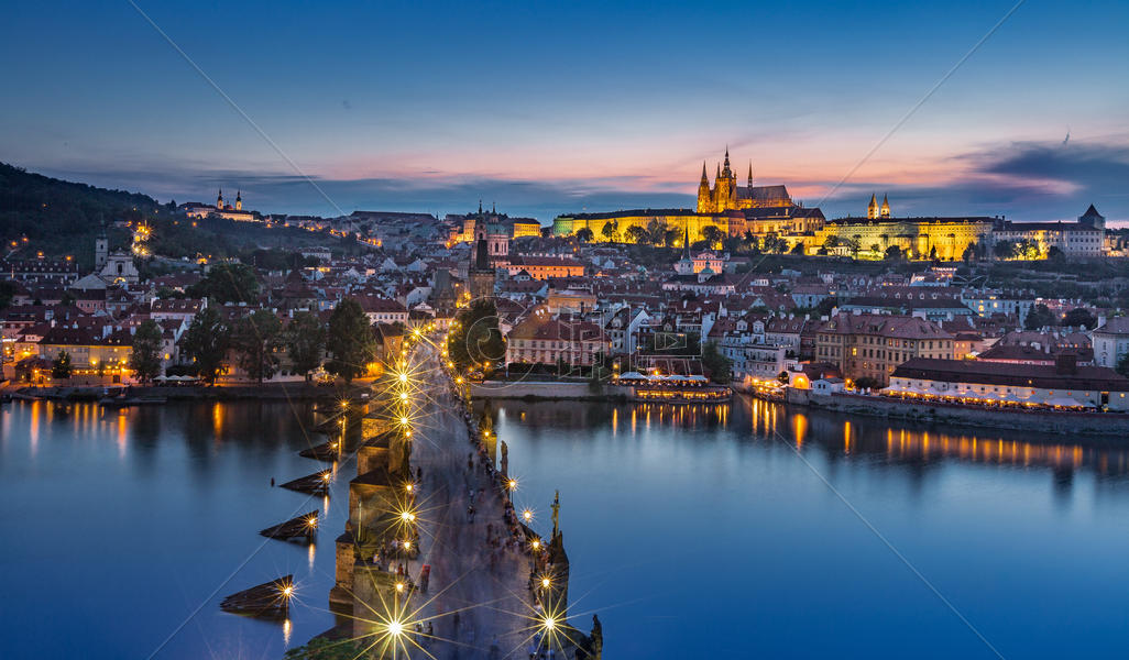 捷克布拉格著名旅游景点查理大桥与布拉格城堡夜景图片素材免费下载