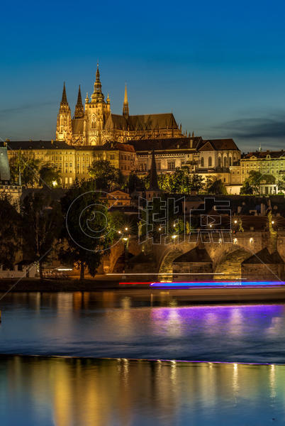 捷克布拉格著名旅游景点查理大桥与布拉格城堡夜景图片素材免费下载