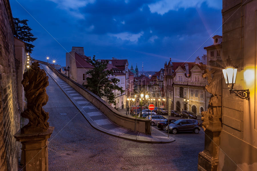 捷克首都布拉格城堡区夜景风光图片素材免费下载