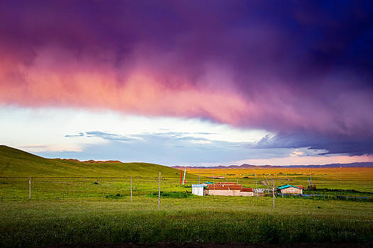 若尔盖草原雨后红云下的小屋图片素材免费下载