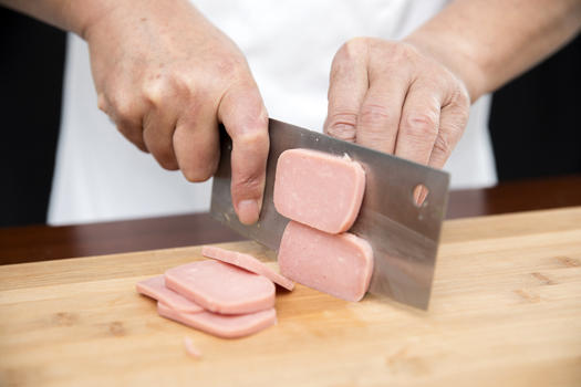 厨师切肉图片素材免费下载