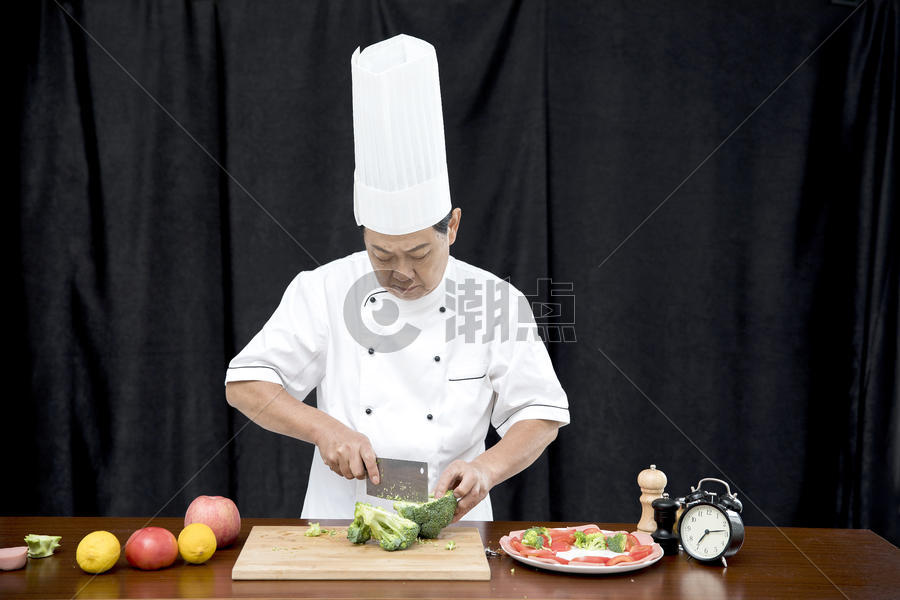 厨师切西兰花图片素材免费下载