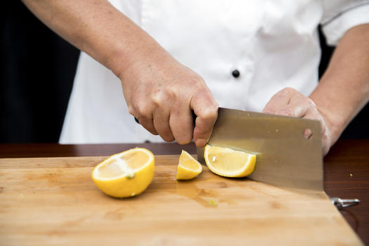 厨师切柠檬图片素材免费下载