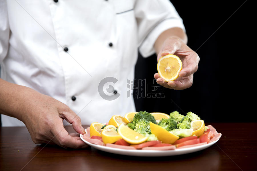 厨师挤柠檬图片素材免费下载
