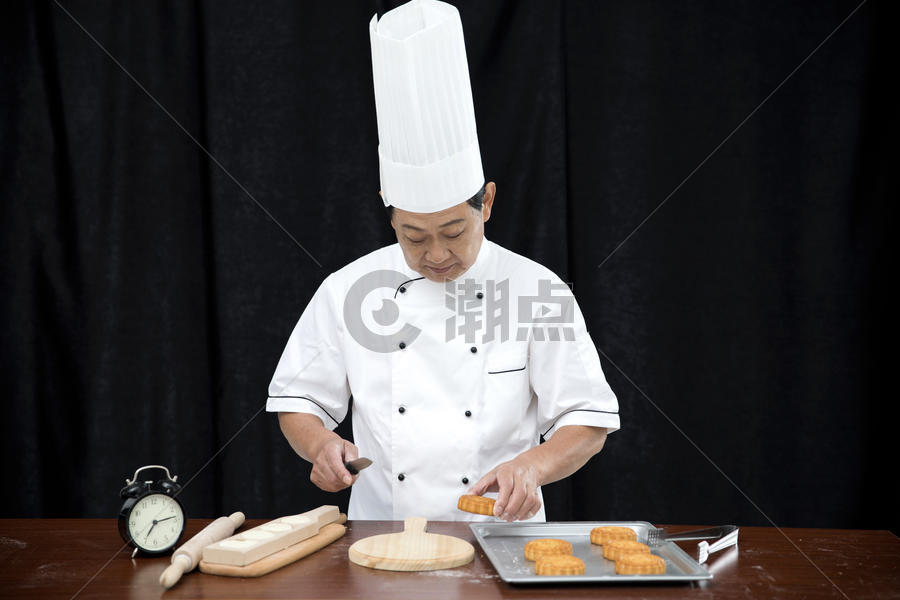 厨师做月饼图片素材免费下载