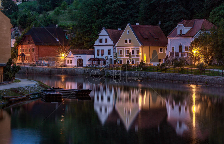 捷克著名旅游小镇库鲁姆洛夫夜景图片素材免费下载