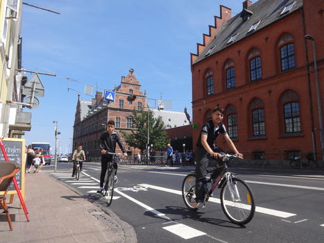 丹麦哥本哈根街景骑车男孩图片素材免费下载
