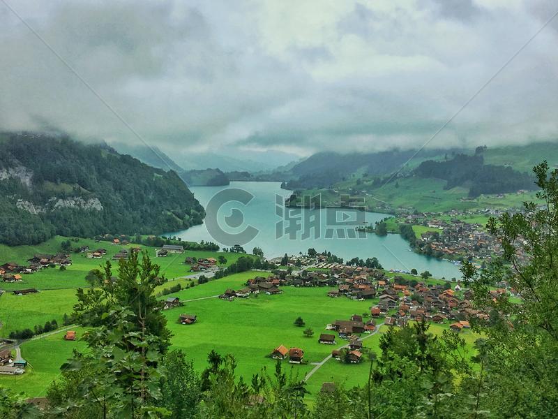 瑞士著名旅游景点因特拉肯湖风光图片素材免费下载