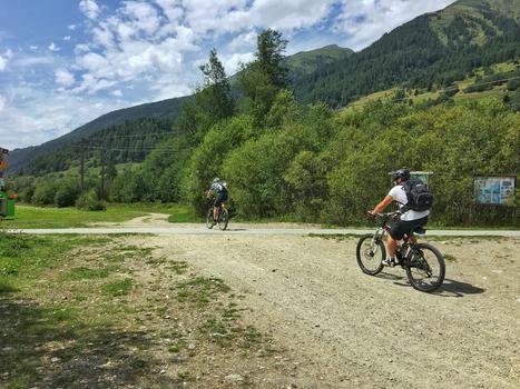 夏季在绿色山区骑行图片素材免费下载