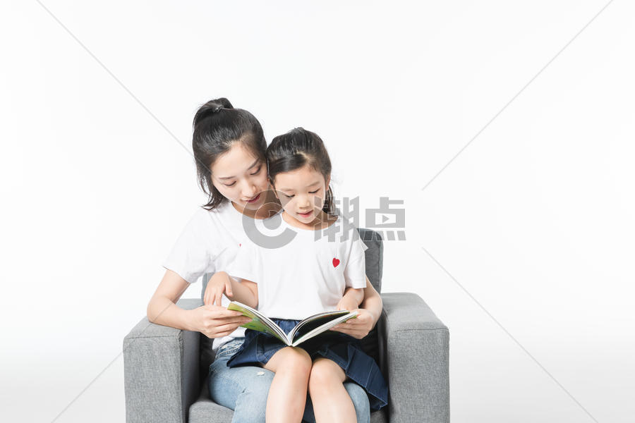 母女阅读图片素材免费下载