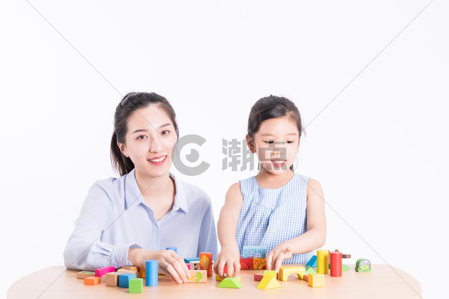 母亲陪女儿玩积木图片素材免费下载