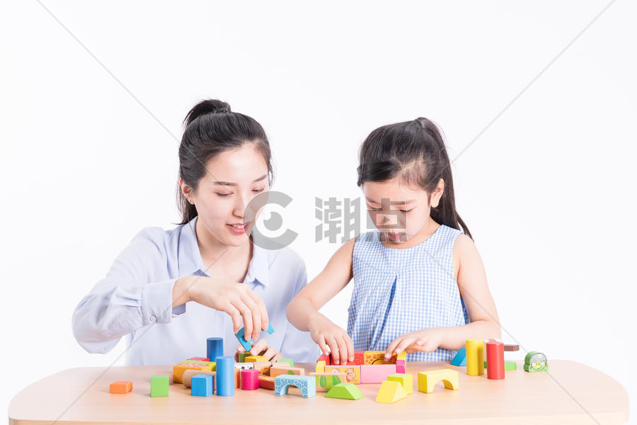 母亲陪女儿玩积木图片素材免费下载