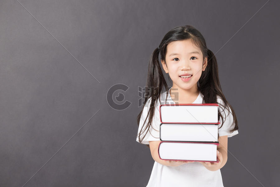 抱着书的女孩图片素材免费下载