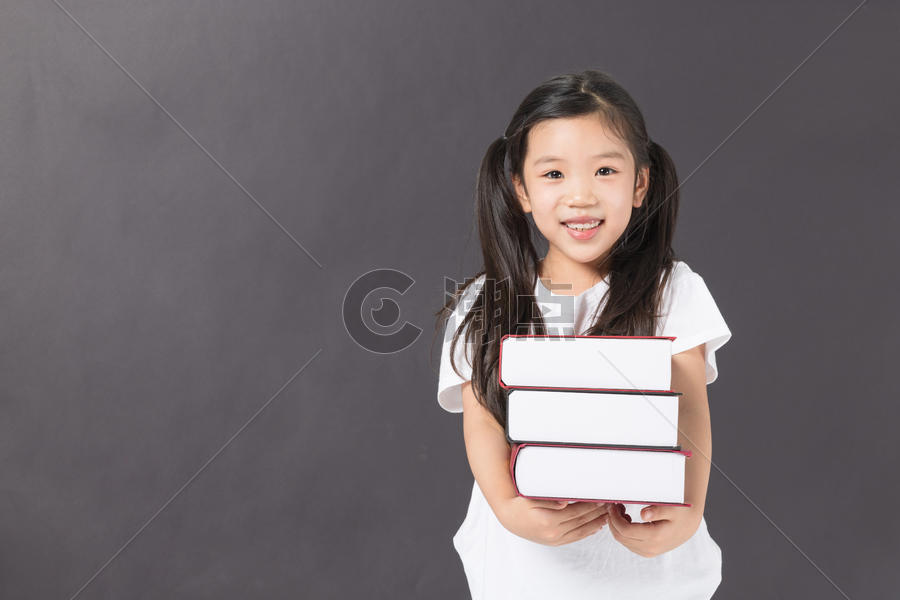 抱着书的女孩图片素材免费下载