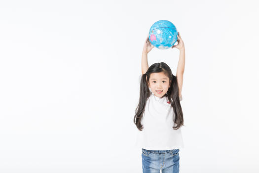 儿童手举地球仪图片素材免费下载