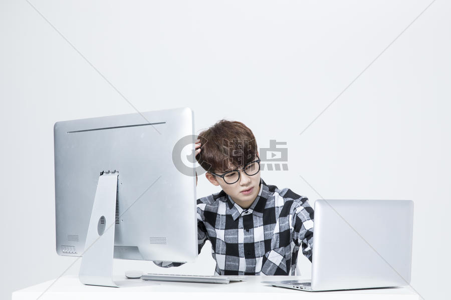 IT男工作电脑摄影图6720*4480图片素材免费下载-编号854699-潮点视频