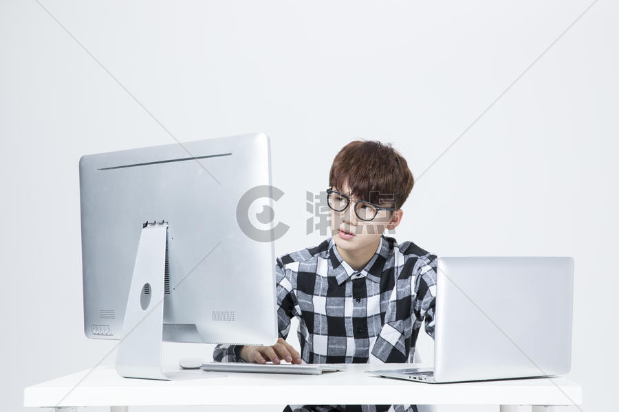 IT男工作电脑摄影图6720*4480图片素材免费下载-编号854701-潮点视频